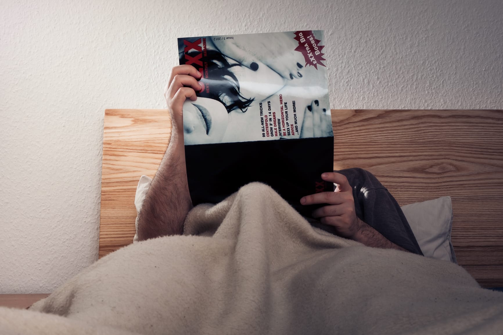 Mann im Bett: Selbstbefriedigung kann sich positiv auf die Gesundheit auswirken. Mann im Bett: Selbstbefriedigung kann sich positiv auf die Gesundheit auswirken.