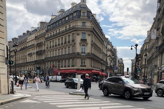 Auf einer Straße im Zentrum von Paris gilt Tempo 30.