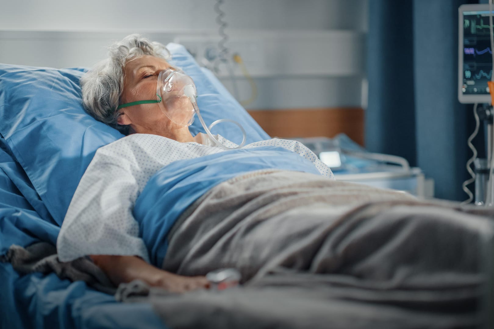 Eine Frau liegt im Krankenhausbett. Eine Frau liegt im Krankenhausbett.
