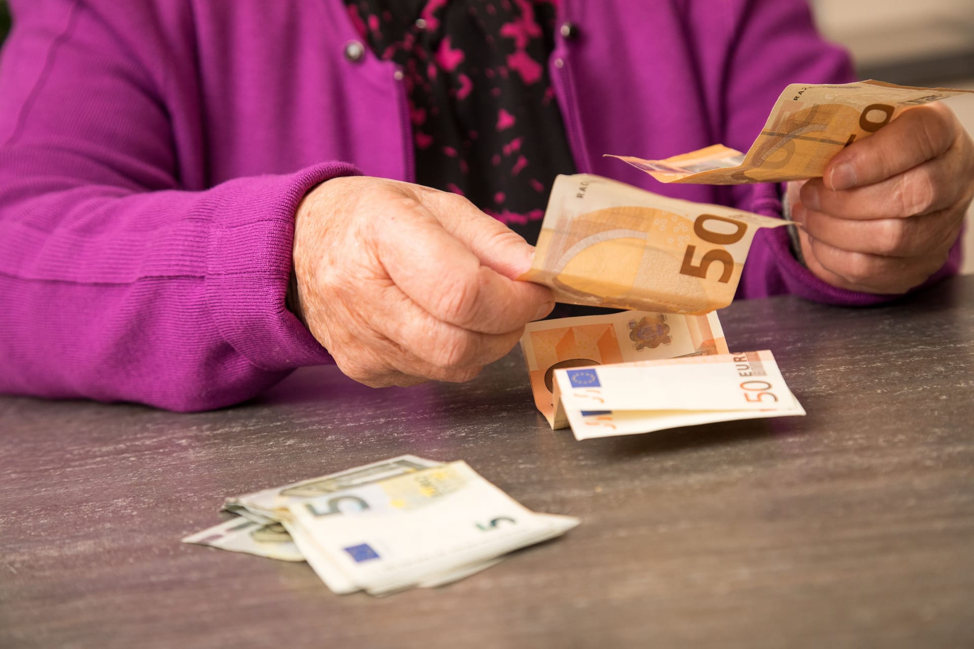 Eine ältere Frau zählt Geld (Symbolbild): Je geringer die Rente, desto geringer die Steuer – oder sie fällt gar nicht an. Eine ältere Frau zählt Geld (Symbolbild): Je geringer die Rente, desto geringer die Steuer – oder sie fällt gar nicht an.