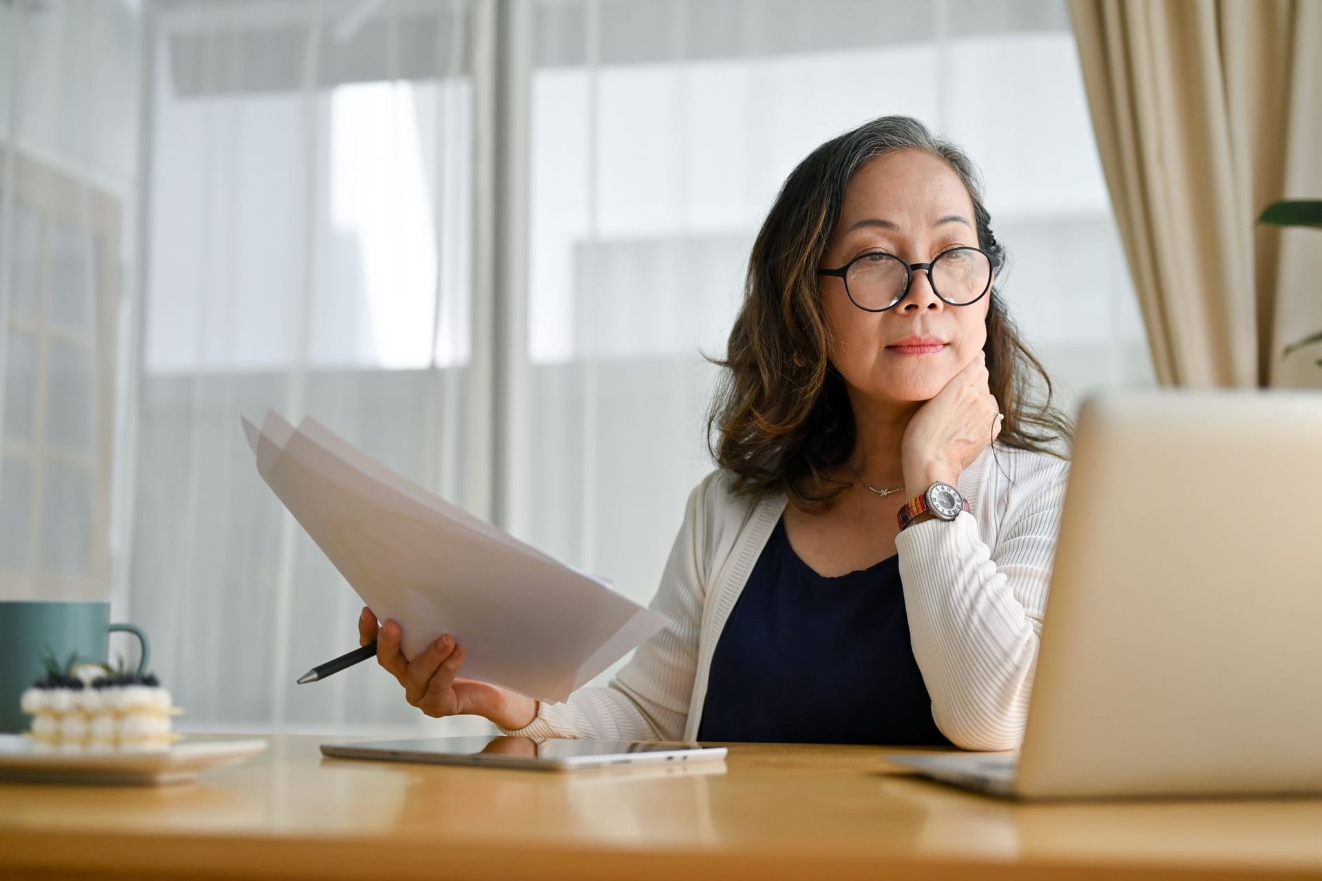 Eine Frau arbeitet am Laptop (Symbolbild): Betriebsrenten sind grundsätzlich zu versteuern. Eine Frau arbeitet am Laptop (Symbolbild): Betriebsrenten sind grundsätzlich zu versteuern.