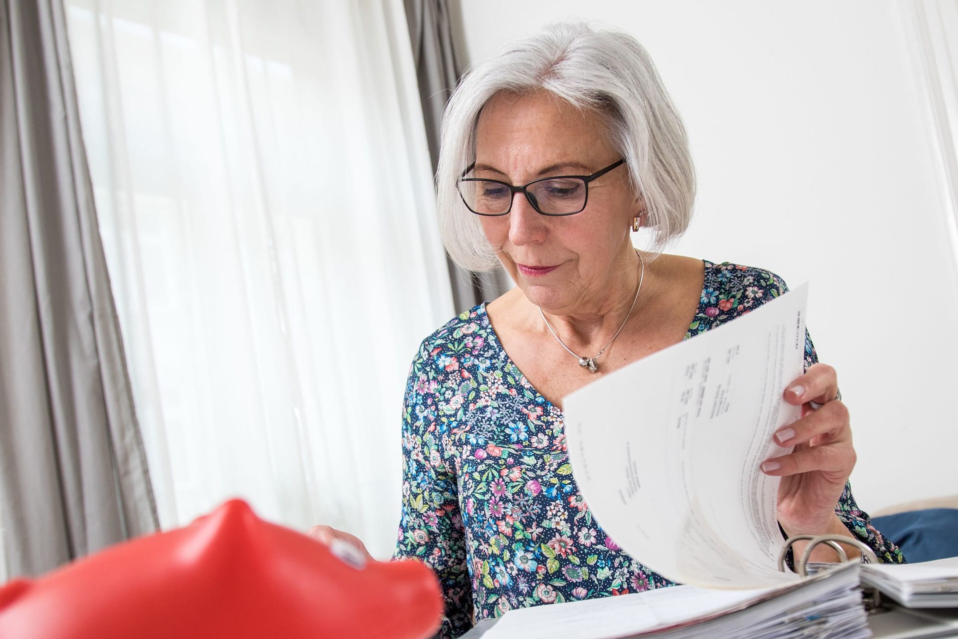 Rentnerin sichtet Unterlagen: Senioren profitieren vom Altersentlastungsbetrag. Bis zum Jahr 2040 wird er aber schrittweise gesenkt. Rentnerin sichtet Unterlagen: Senioren profitieren vom Altersentlastungsbetrag. Bis zum Jahr 2040 wird er aber schrittweise gesenkt.