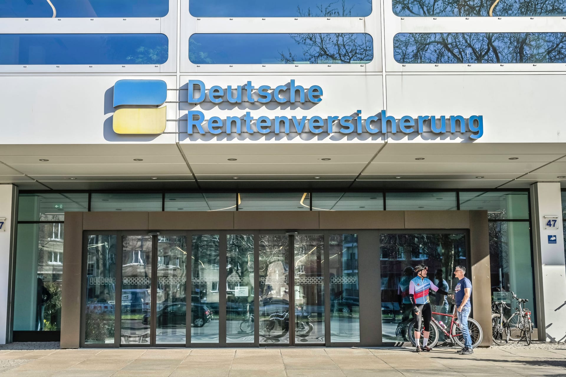 Deutsche Rentenversicherung in Berlin: Das Verhältnis zwischen Einzahlern und Rentnern hat sich verschoben, doch der große Wurf an Reformen ist nicht in Sicht. Deutsche Rentenversicherung in Berlin: Das Verhältnis zwischen Einzahlern und Rentnern hat sich verschoben, doch der große Wurf an Reformen ist nicht in Sicht.