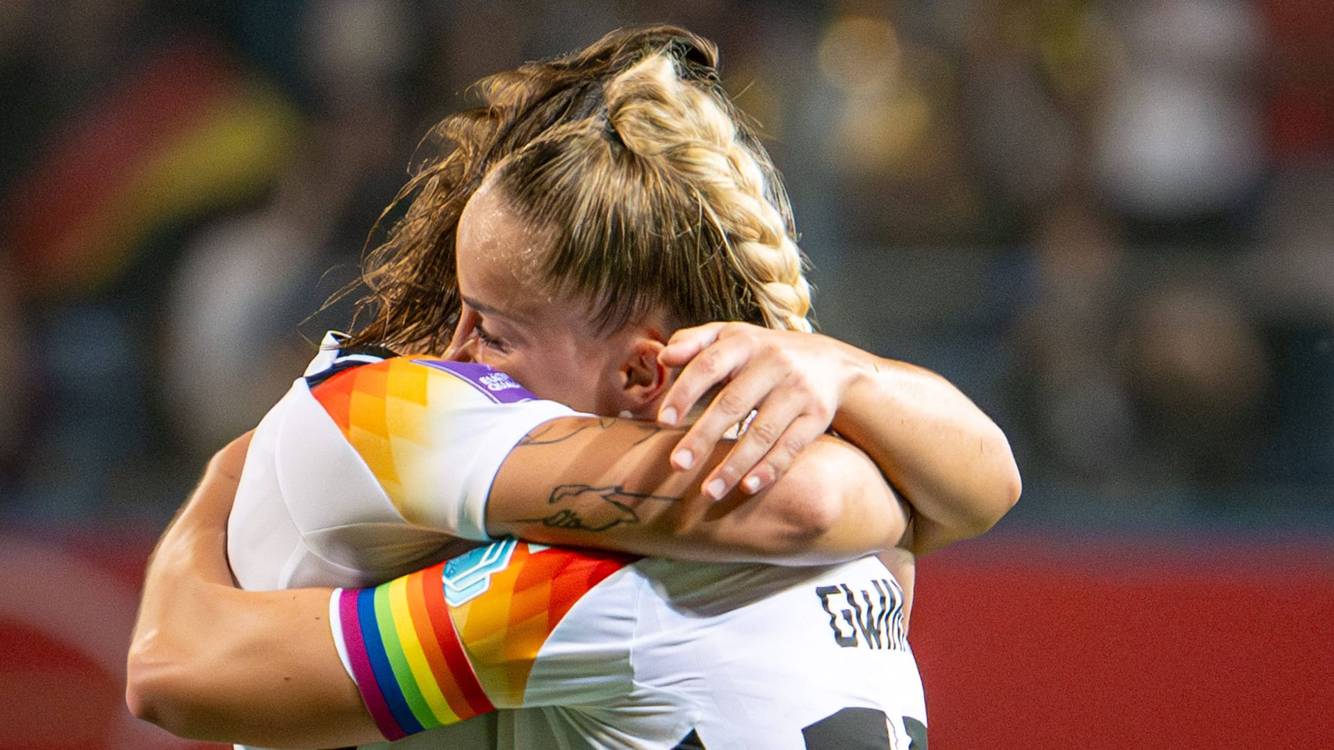 Lena Oberdorf und Giulia Gwinn (vorn): Die beiden Nationalspielerinnen haben unschöne Erfahrungen gemacht.