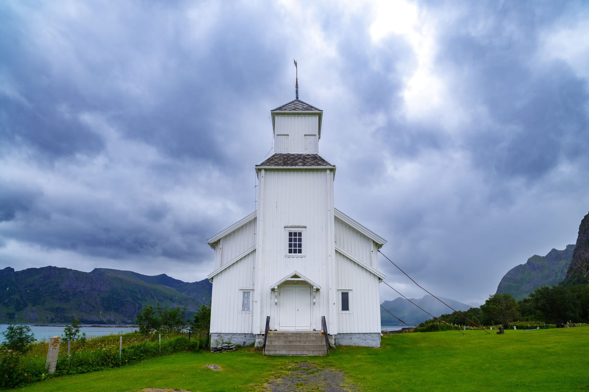 Eine Kirche in dem Dorf Vagan auf den Lofoten (Archivbild): Zwei junge Deutsche sollen für mehrere Brände verantwortlich sein.
